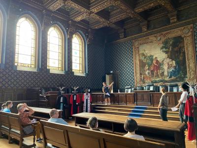 Madame la première présidente présentant la tapisserie des Gobelins dans la chambre dorée.