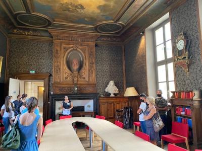 Madame la première présidente et le public dans l’ancienne bibliothèque civile.