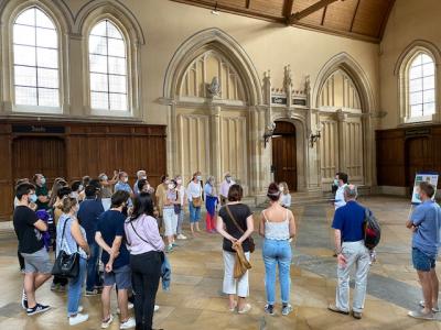 Groupe de visiteurs dans la salle des pas perdus.