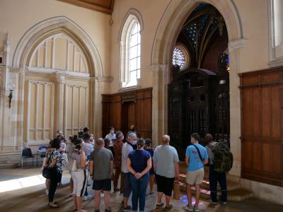 Les étudiants du BTS Tourisme du Lycée Saint Bénigne présentant la chapelle Saint-Louis.