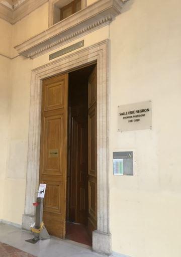 plaque et porte