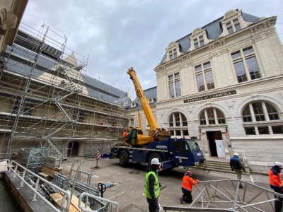 Grue pour l'installation du parapluie.