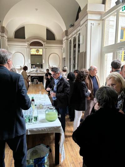 moment de convivialité inauguration arbres avocats patio septembre 2024