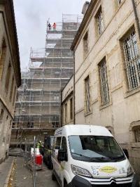 Pignon médiéval de la rue Bouhier, au-dessus de la salle des gardes.
