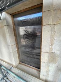 Makrolon ayant été installé suite à la dépose d’une fenêtre sur la façade place du palais.