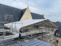 Bâtiment des présidents de chambre protégé par un « parapluie.